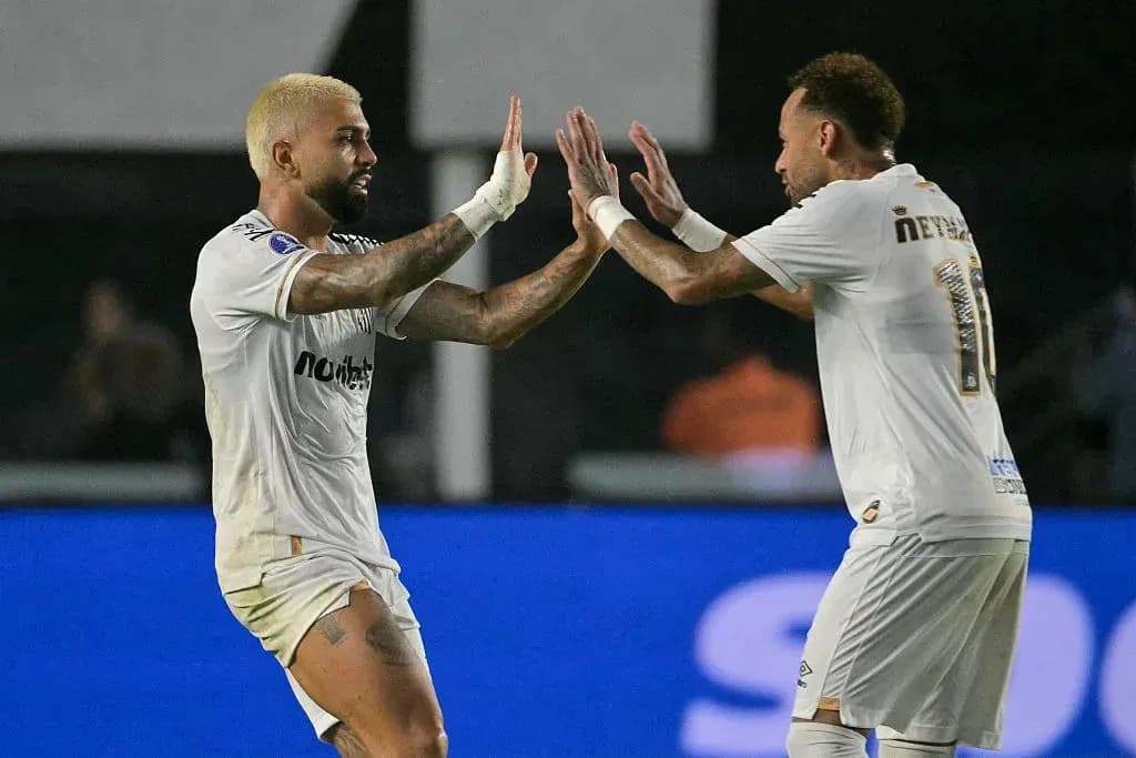 Jugadores celebrando un gol durante el partido