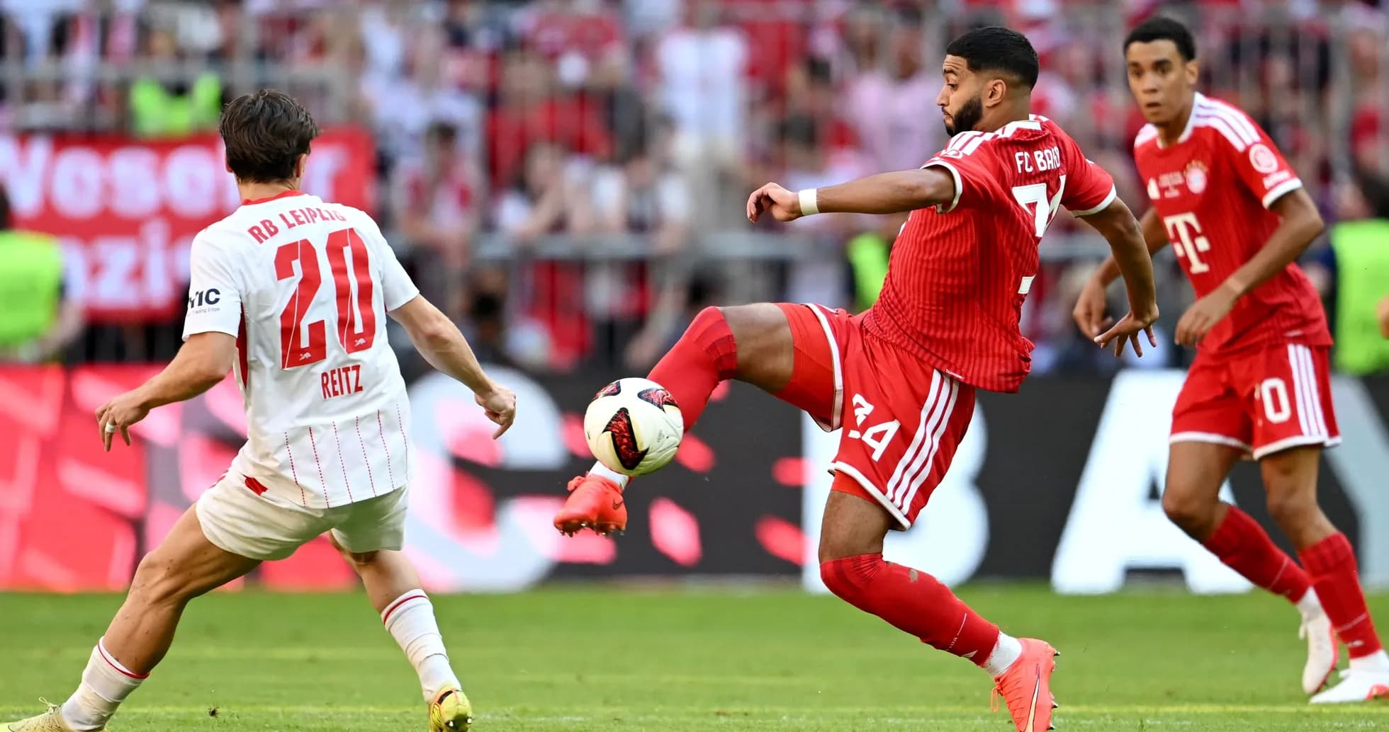 Jugadores de Bayern y RB Leipzig disputando el balón