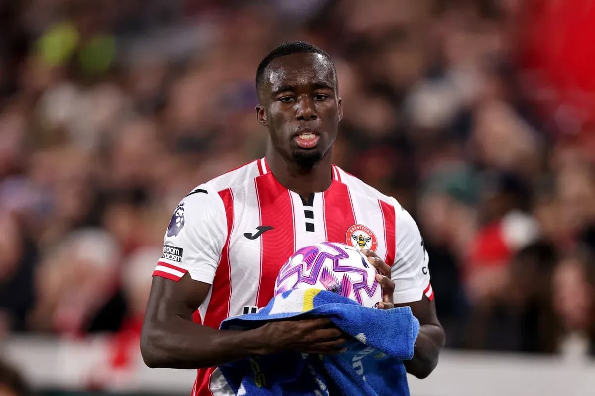 Jugador sosteniendo un balón y toalla en el campo