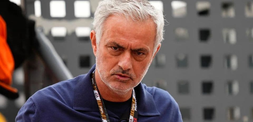 Entrenador en el evento deportivo con expresión seria