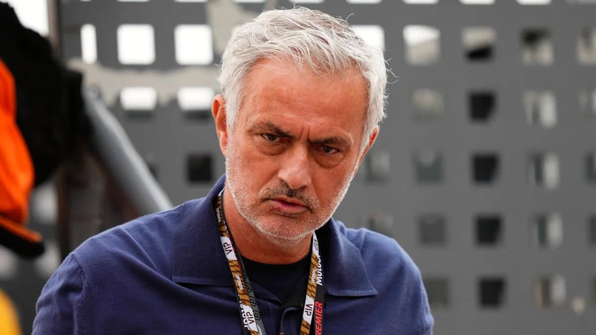 Entrenador en el evento deportivo con expresión seria