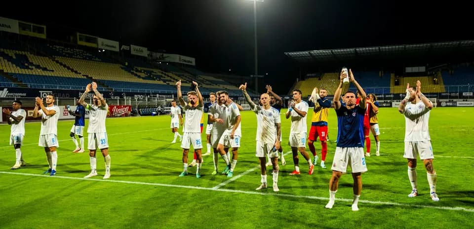 Jugadores celebrando después del partido