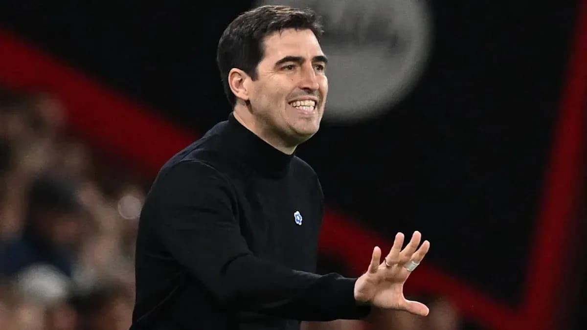 Entrenador dirigiendo desde la línea de banda