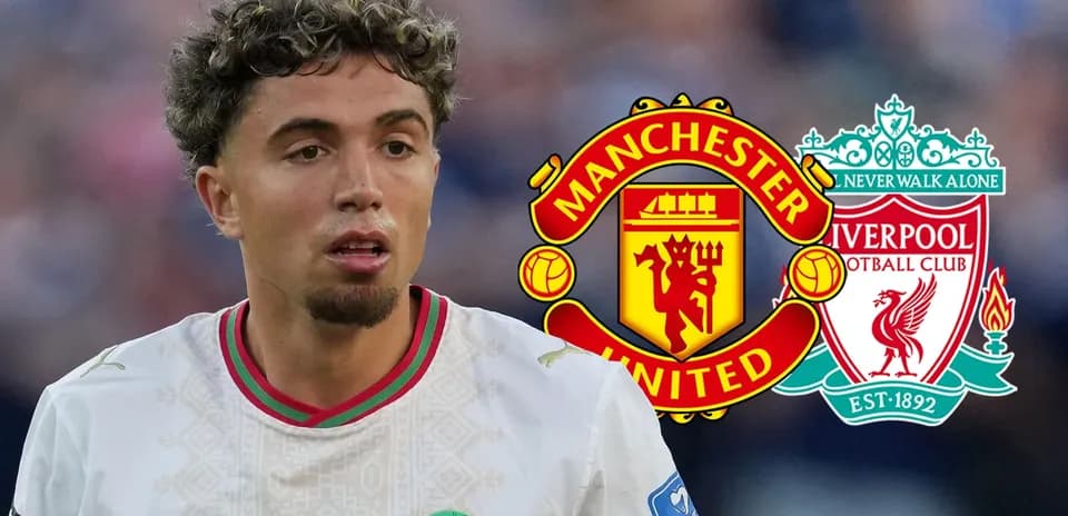 Jugador de fútbol con escudos de Manchester United y Liverpool