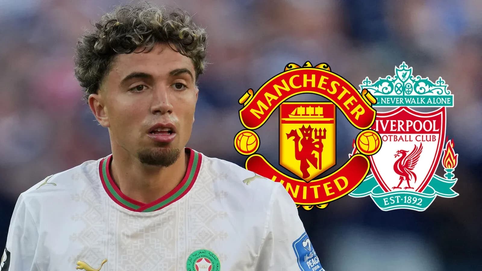 Jugador de fútbol con escudos de Manchester United y Liverpool