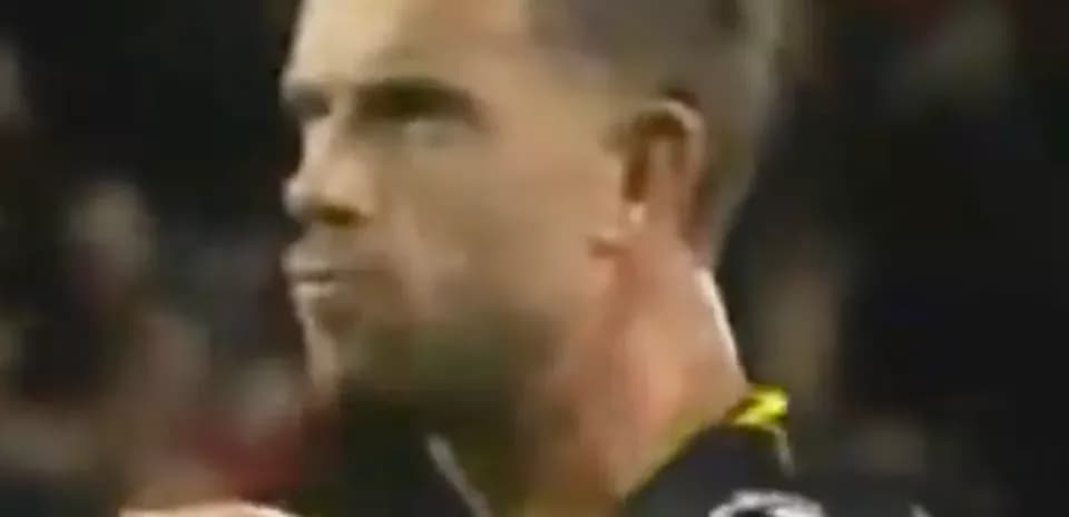 Jugador en acción durante un partido de fútbol