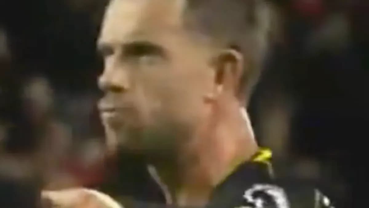 Jugador en acción durante un partido de fútbol