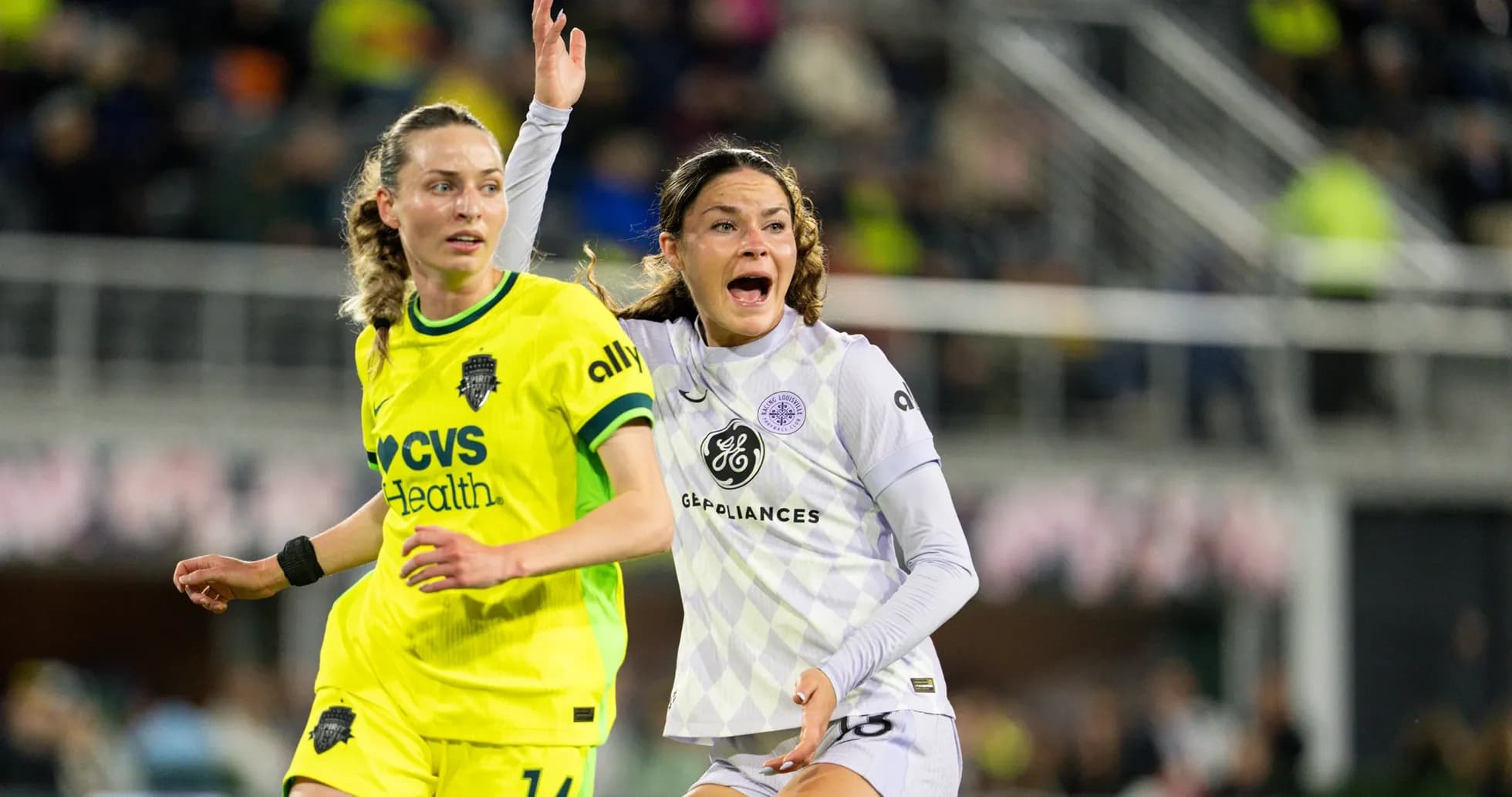 Jugadoras de Washington Spirit y Racing Louisville en acción