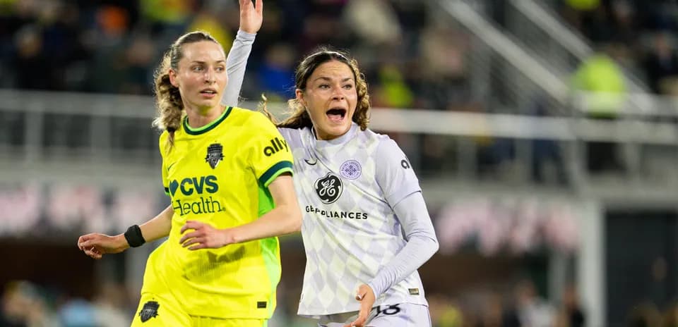 Jugadoras de Washington Spirit y Racing Louisville en acción