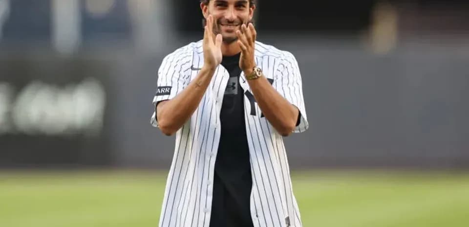 Hombre aplaudiendo en el campo de béisbol