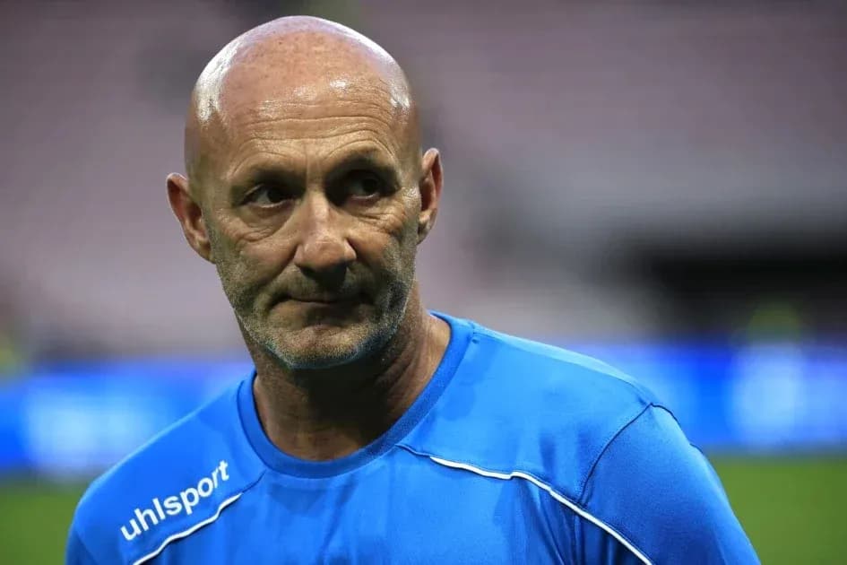 Entrenador en el campo durante el partido