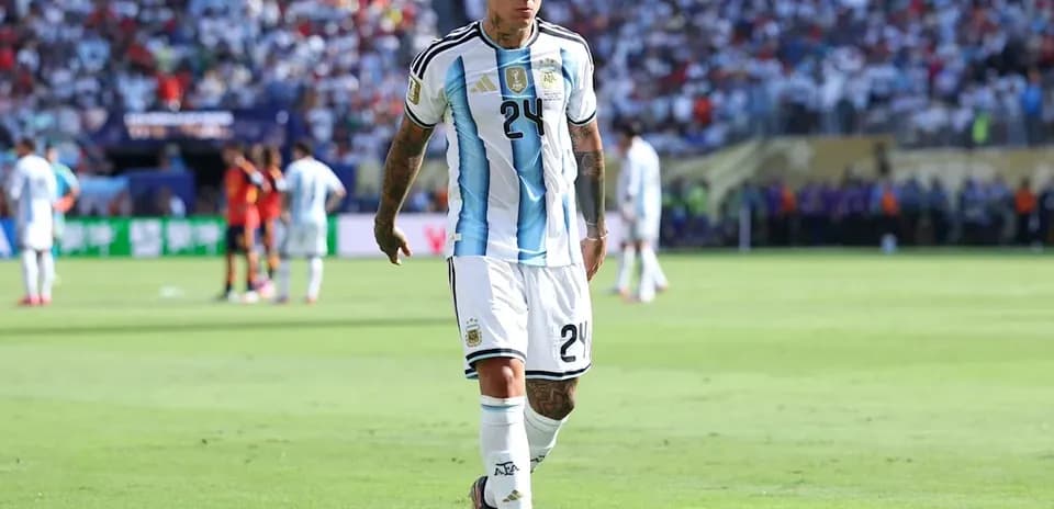 Jugador argentino caminando en el campo de juego