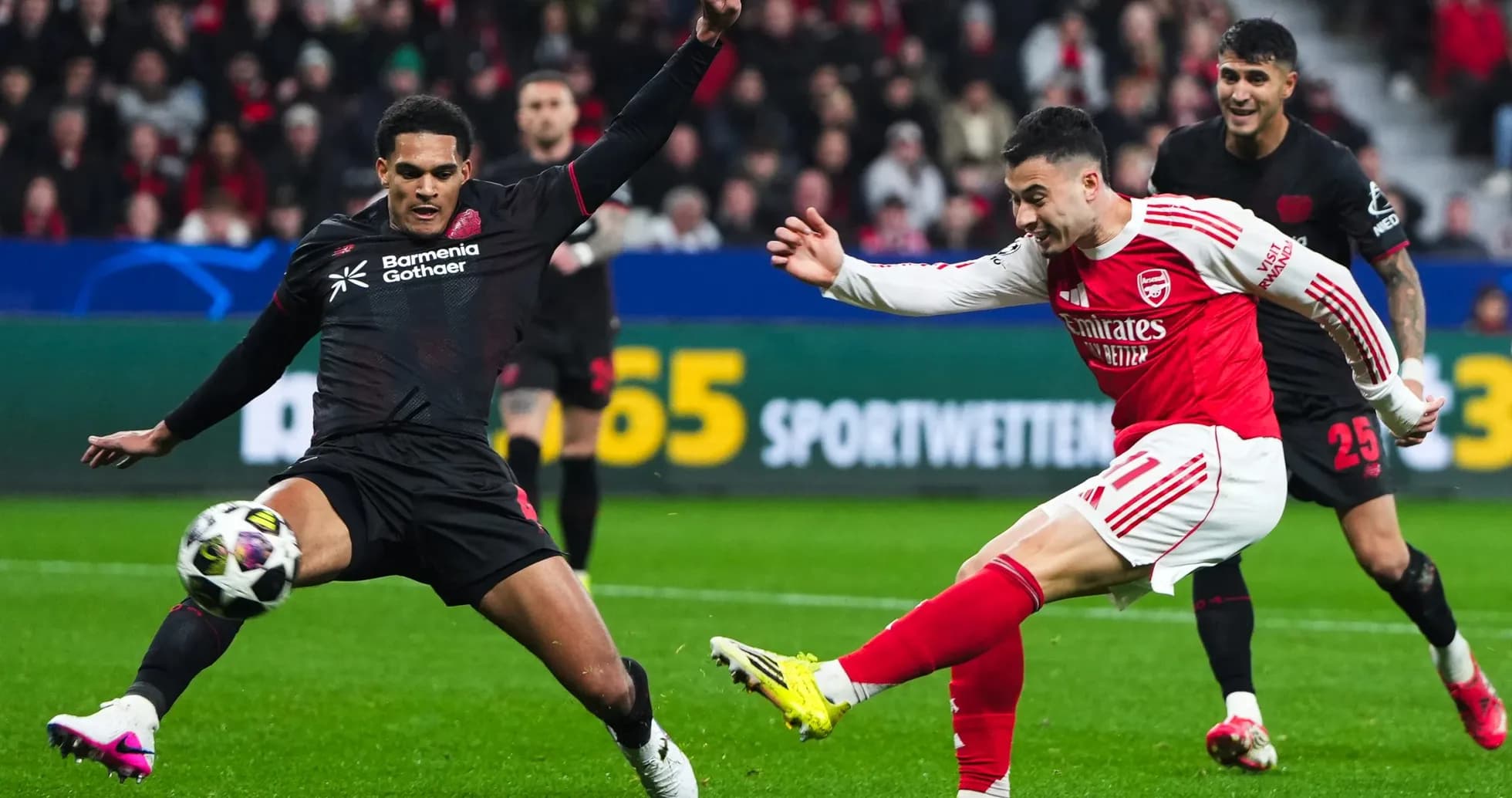 Jugador de Arsenal disparando a puerta