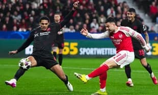 Jugador de Arsenal disparando a puerta