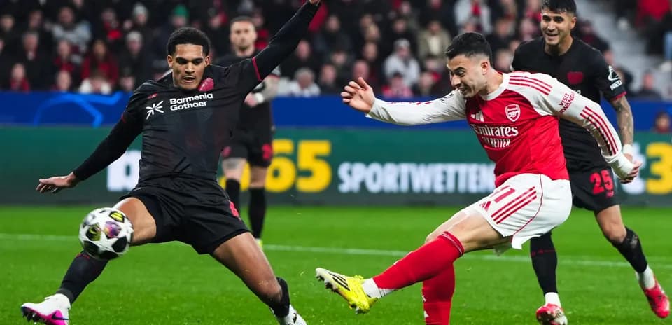 Jugador de Arsenal disparando a puerta