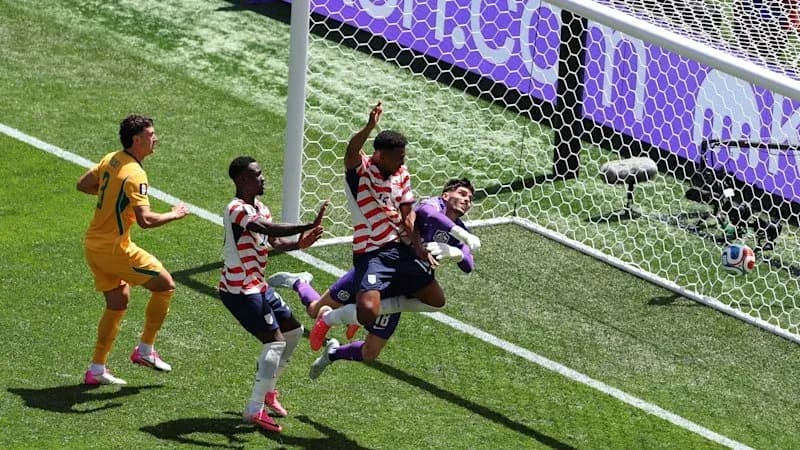 Jugadores luchando por el balón frente a la portería