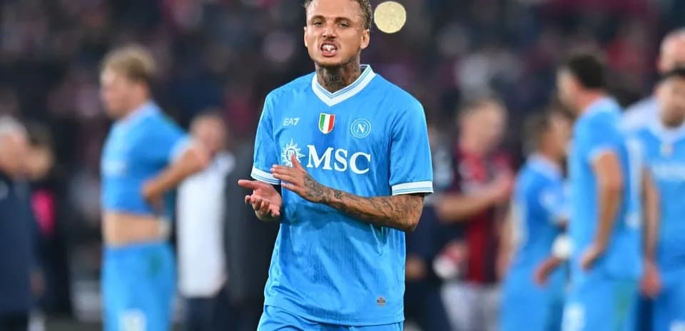 Jugador del Napoli gesticulando en el campo de juego
