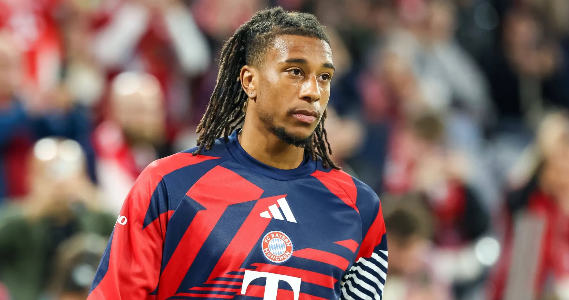 Jugador de Bayern Múnich con camiseta de entrenamiento