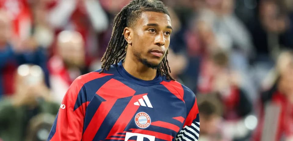 Jugador de Bayern Múnich con camiseta de entrenamiento
