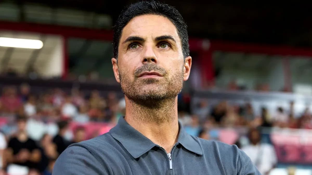 Entrenador observando el partido desde la línea de banda