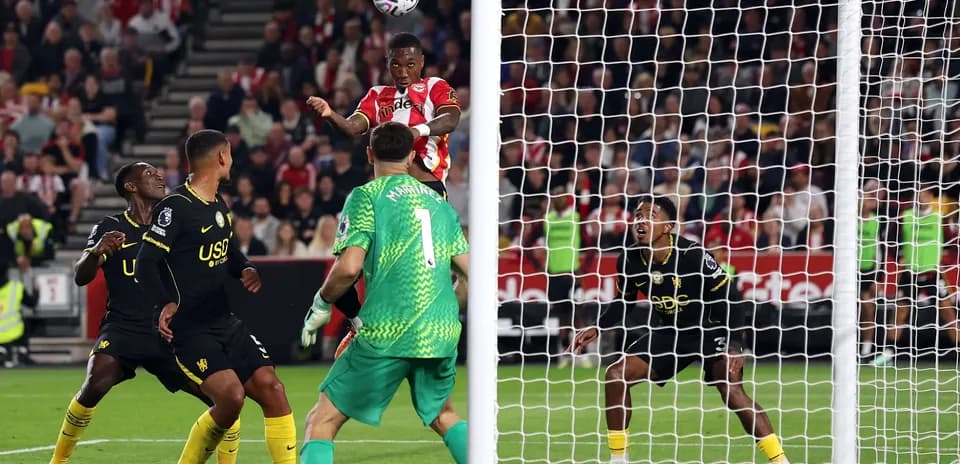 Jugador de Brentford cabeceando el balón en el partido