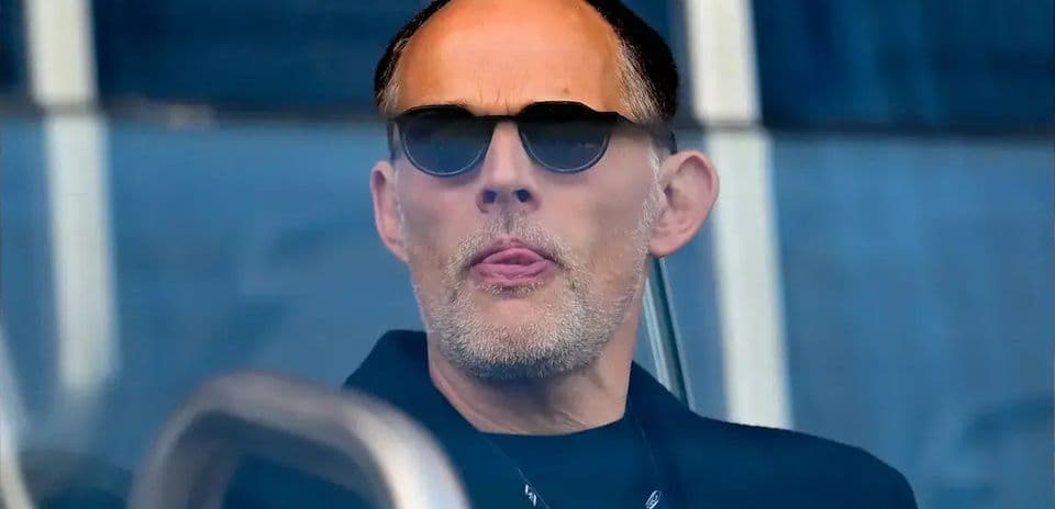 Hombre con gafas oscuras observando desde un palco