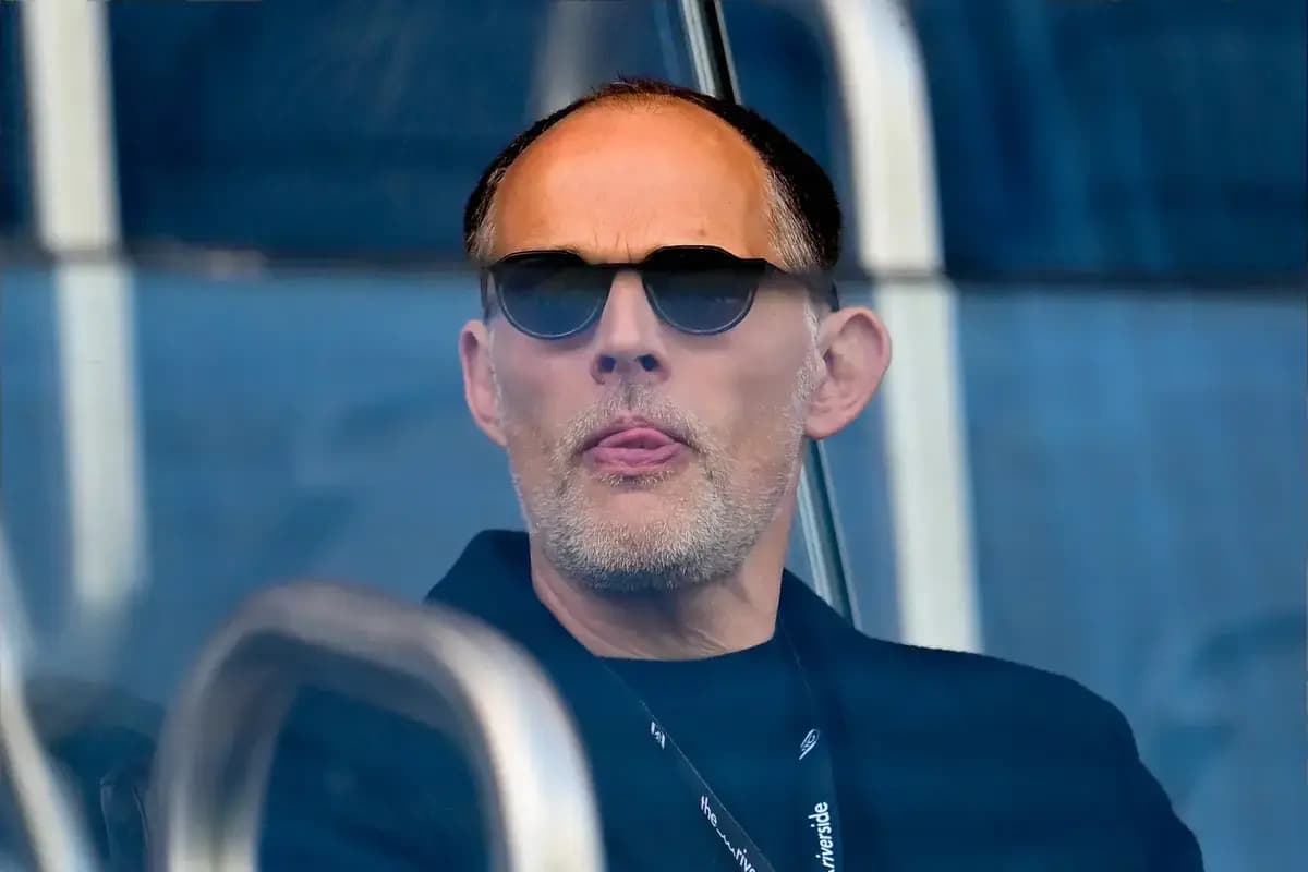 Hombre con gafas oscuras observando desde un palco