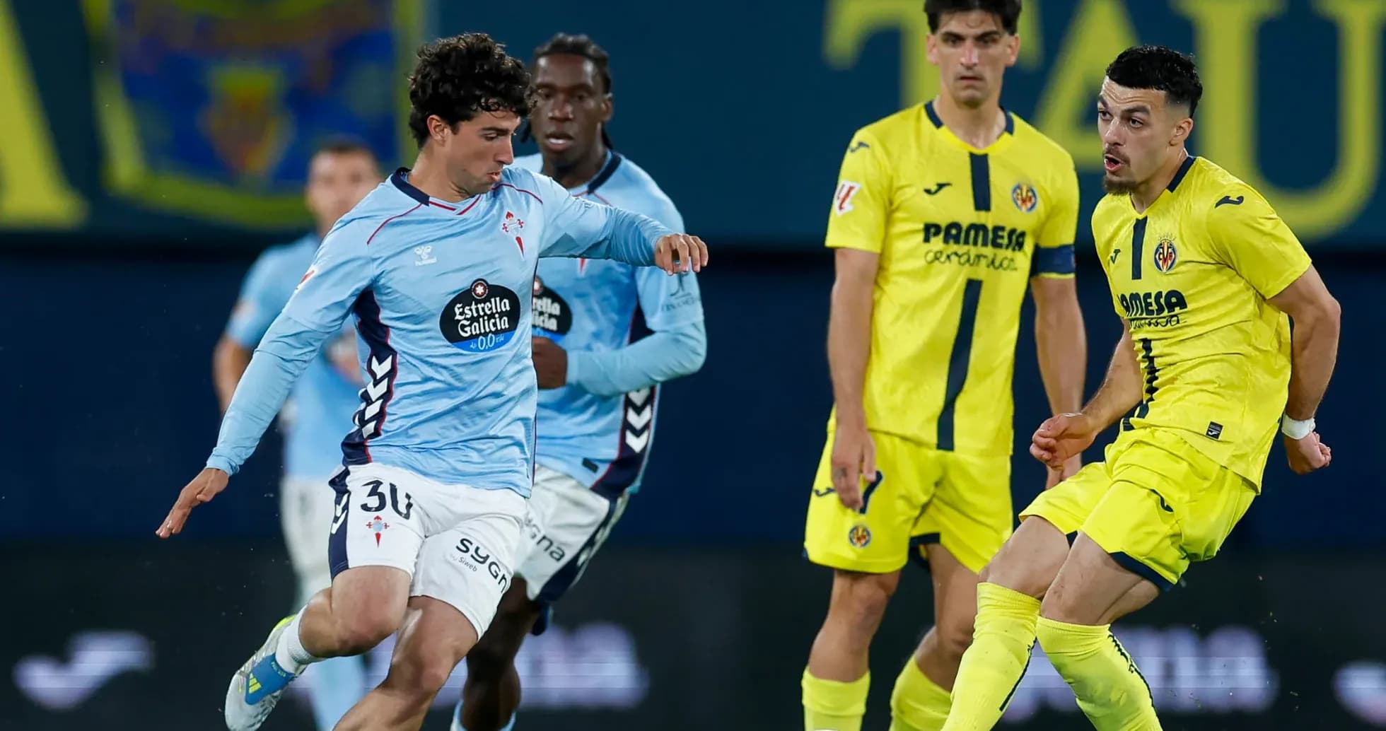 Jugadores de Villarreal y Celta Vigo en acción