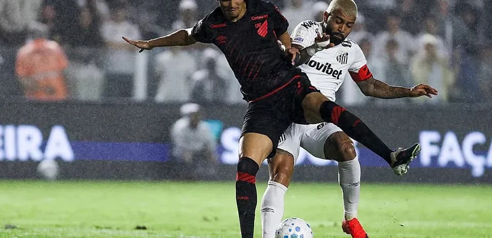 Jugador de Athletico Paranaense luchando por el balón