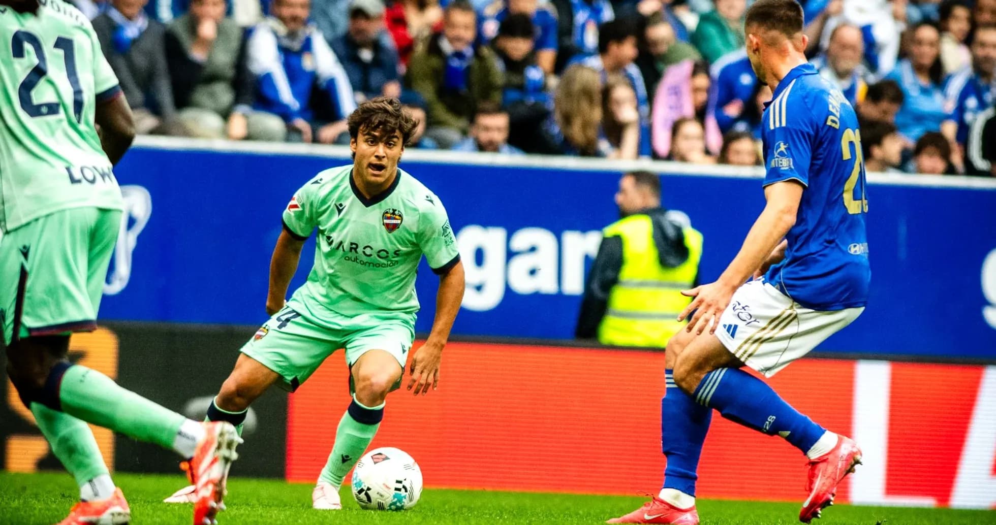 Jugadores de Levante y Oviedo en acción