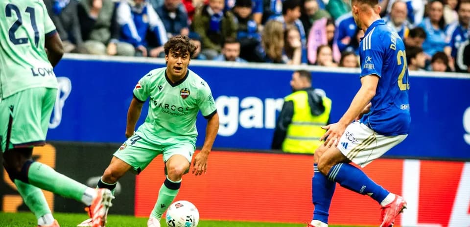 Jugadores de Levante y Oviedo en acción