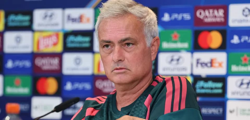 Entrenador en conferencia de prensa de Champions League