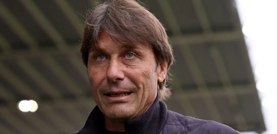 Entrenador hablando en el estadio antes del partido