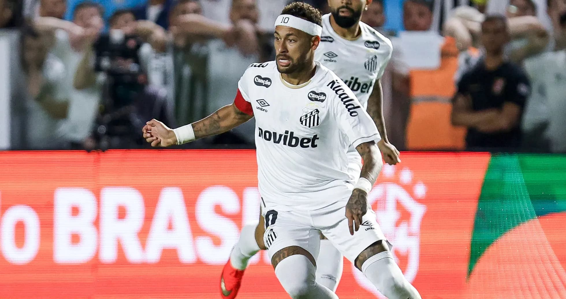 Neymar celebrando un gol con Santos en el estadio