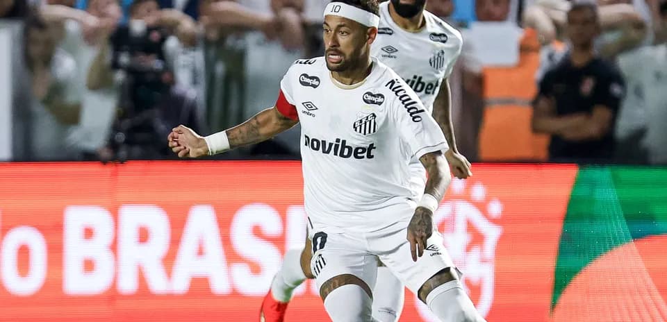 Neymar celebrando un gol con Santos en el estadio