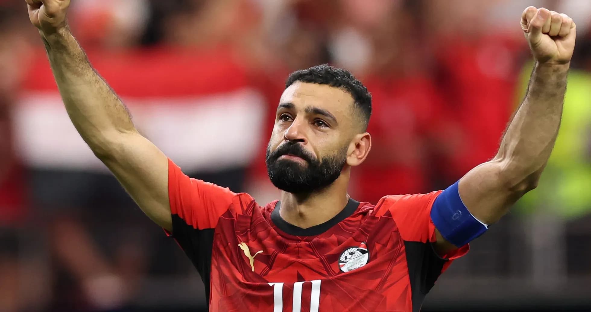 Jugador de Egipto levantando el puño en celebración
