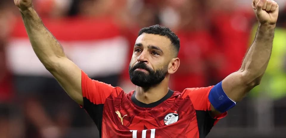 Jugador de Egipto levantando el puño en celebración