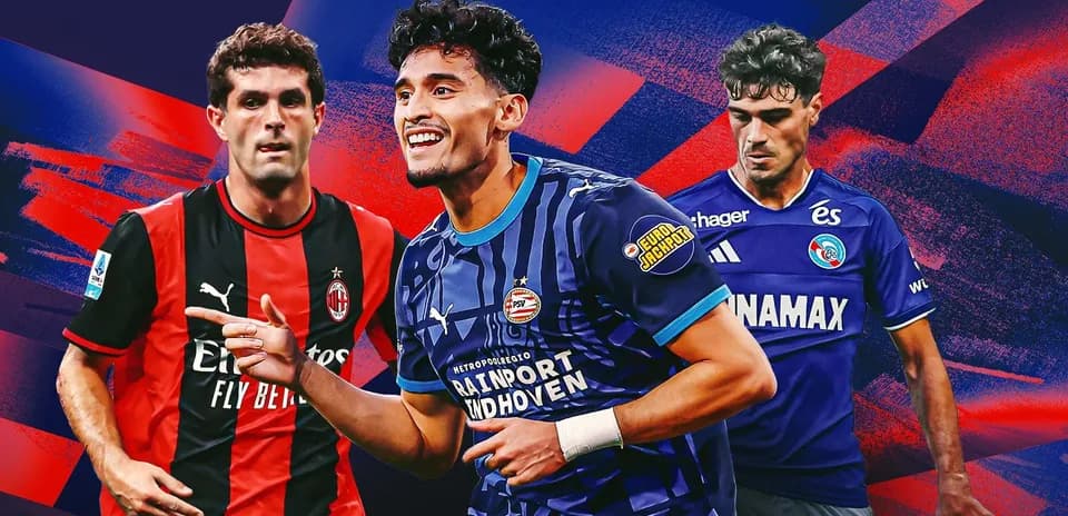 Tres jugadores de fútbol con camisetas de clubes distintos