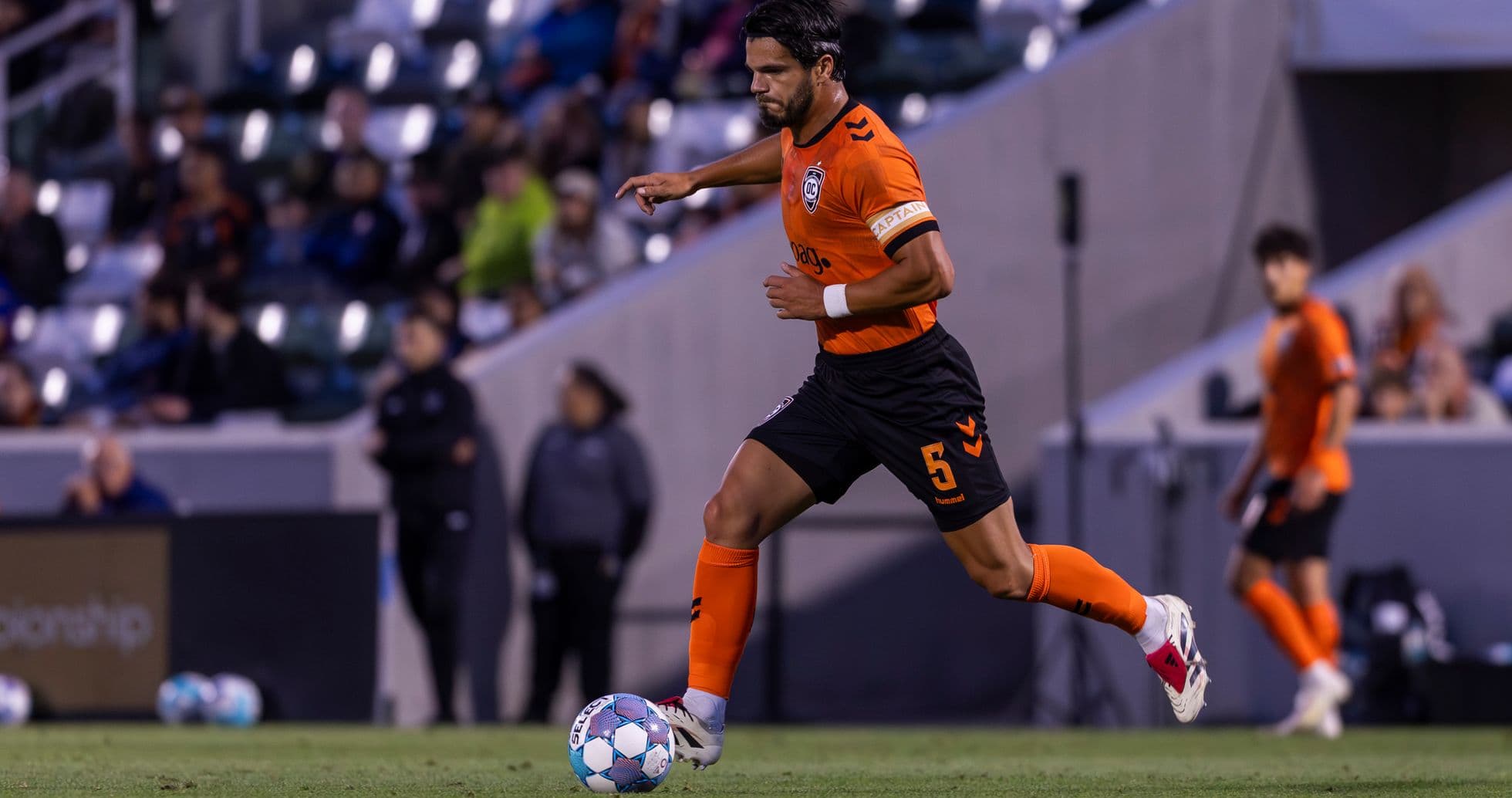 Jugador de Orange County SC en acción