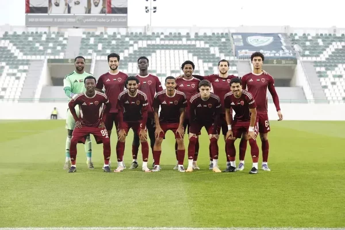 Equipo de Al Wahda U23 posando en el campo