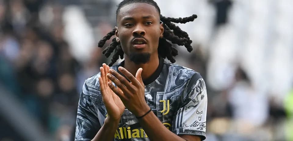 Jugador de Juventus aplaudiendo en el campo