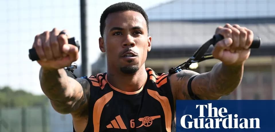 Jugador entrenando con bandas elásticas en campo