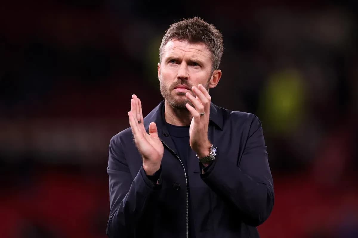 Entrenador aplaudiendo en el campo después del partido