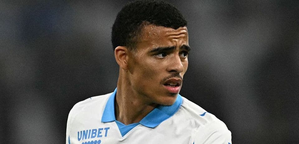 Jugador con camiseta blanca y azul durante partido