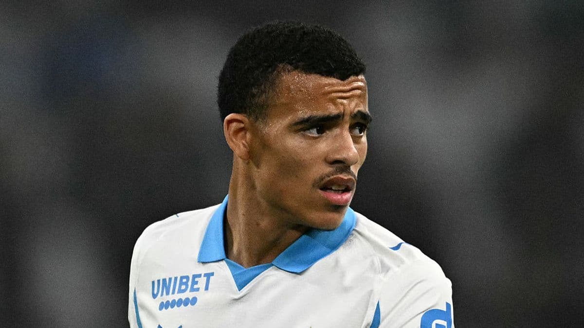 Jugador con camiseta blanca y azul durante partido