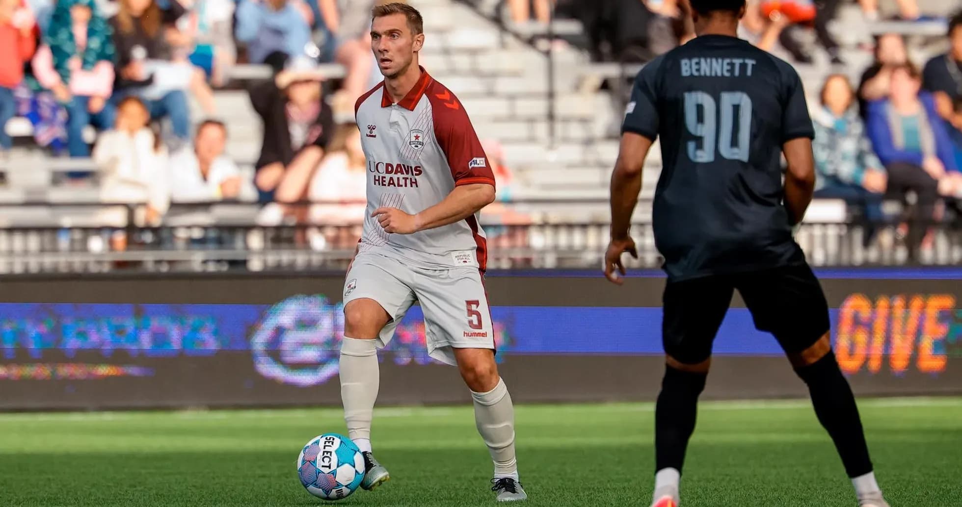 Jugador de Colorado Springs con balón en campo