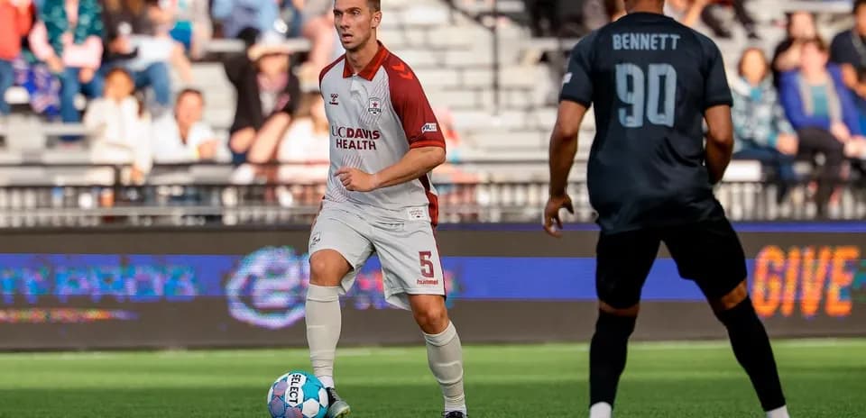 Jugador de Colorado Springs con balón en campo