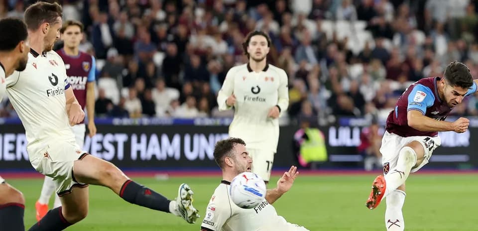 Jugador de West Ham chutando el balón en partido