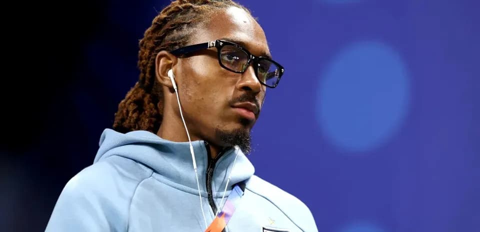 Jugador con gafas escuchando música en vestuario
