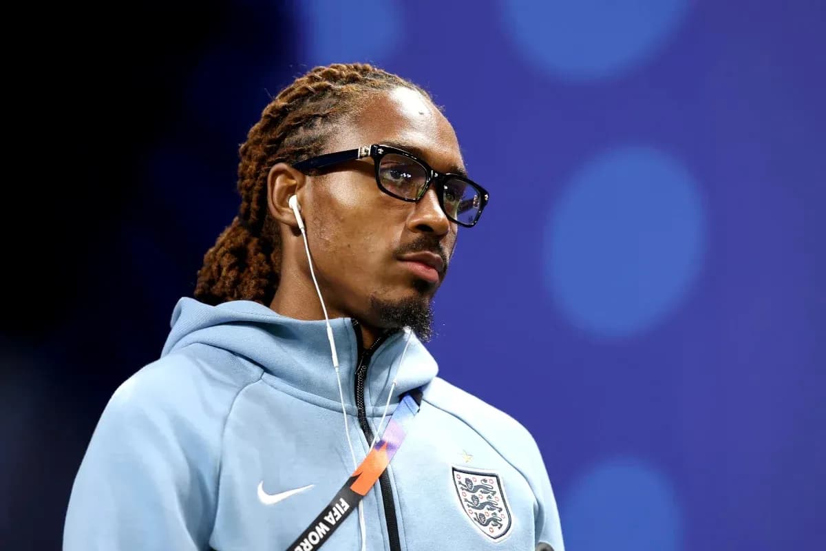 Jugador con gafas escuchando música en vestuario